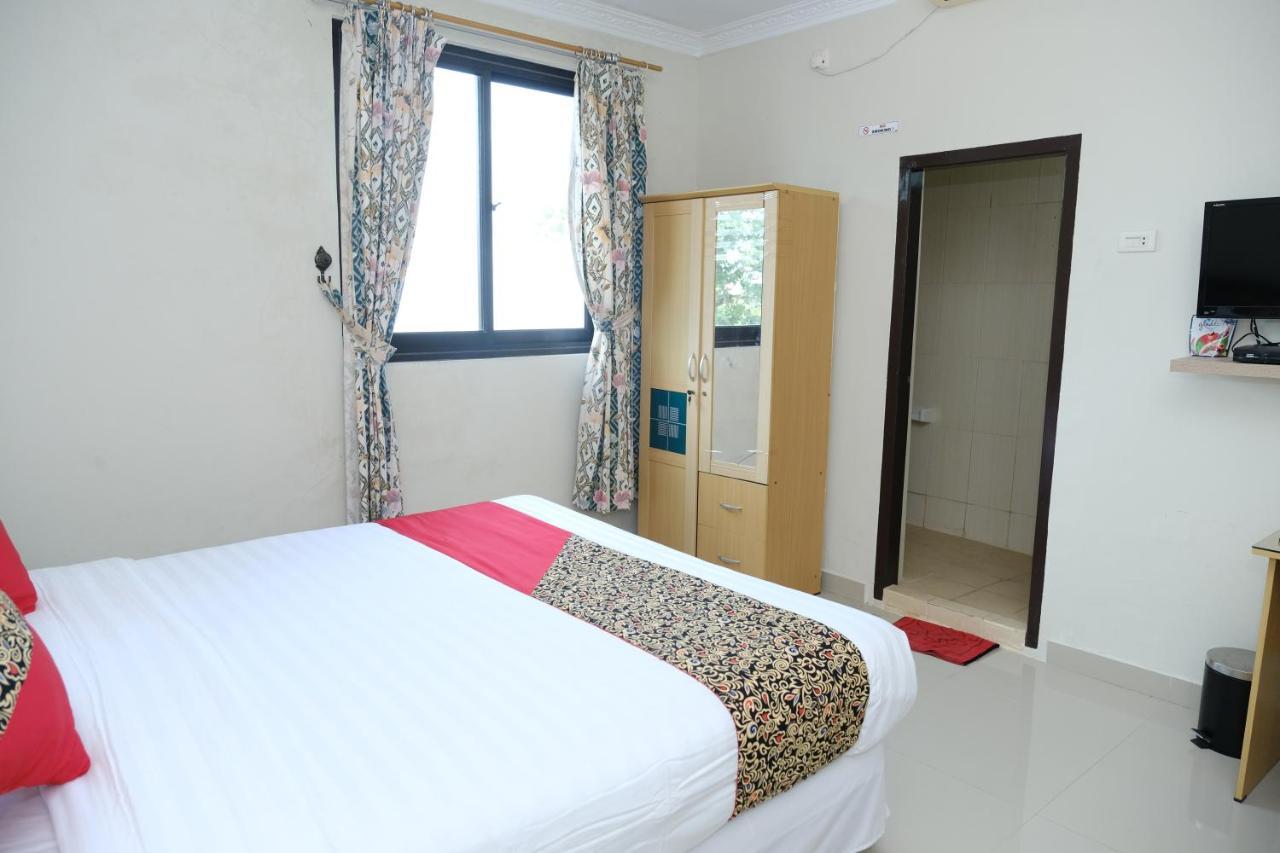 Joyful Hotel Tanjung Pandan Buitenkant foto