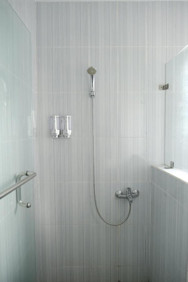 Joyful Hotel Tanjung Pandan Buitenkant foto