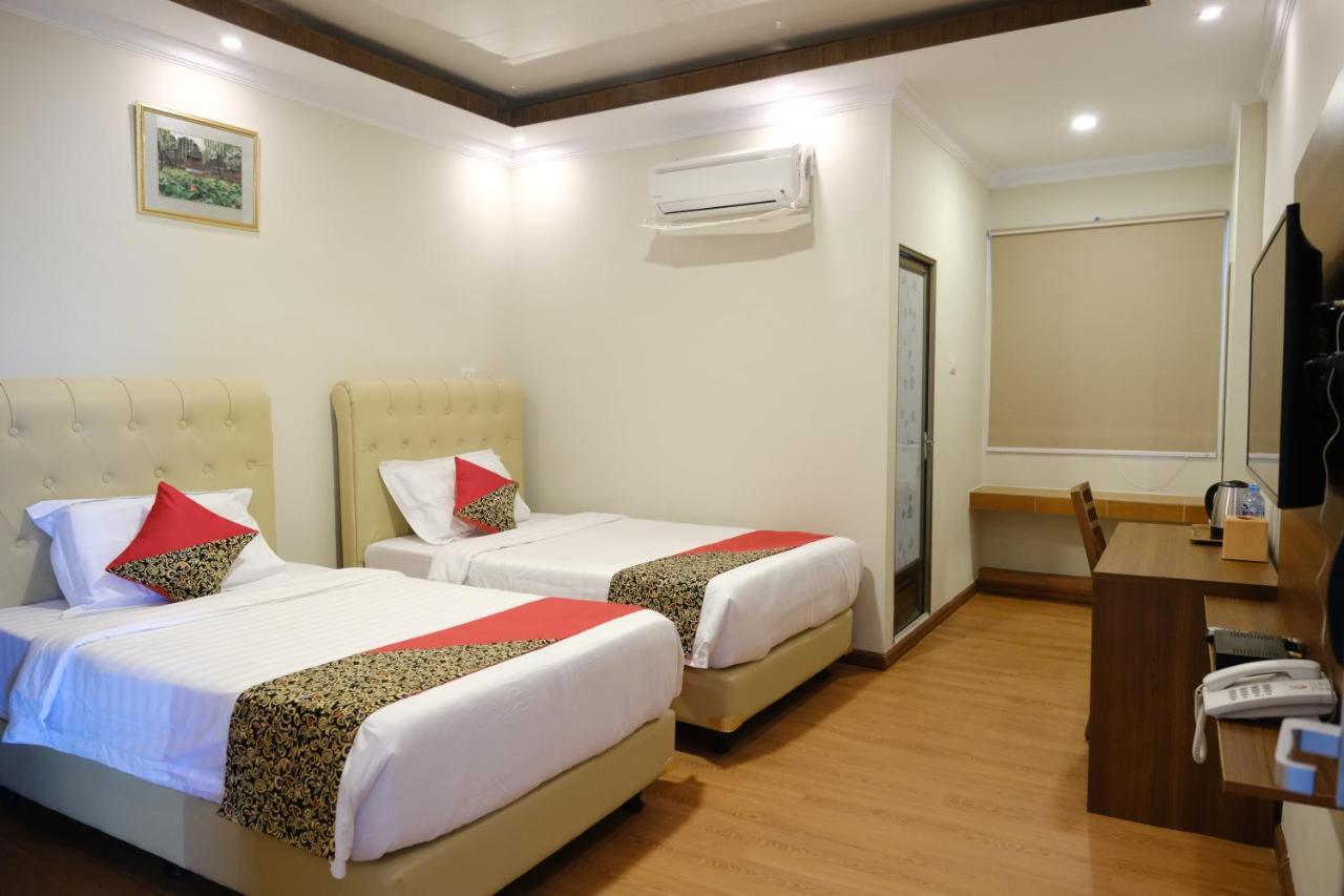Joyful Hotel Tanjung Pandan Buitenkant foto