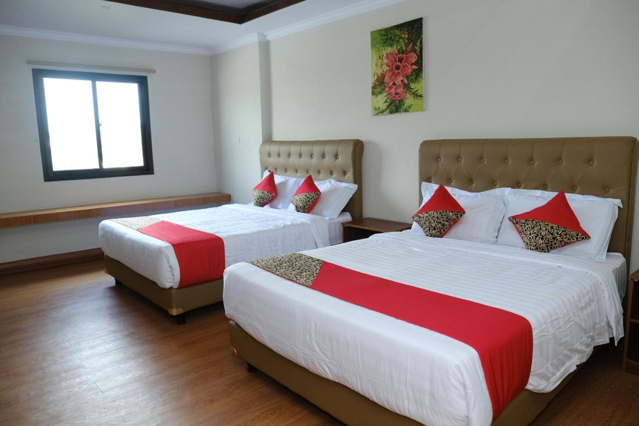 Joyful Hotel Tanjung Pandan Buitenkant foto